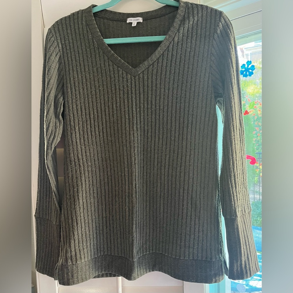 En Crème olive green ribbed v-neck Sweater, L